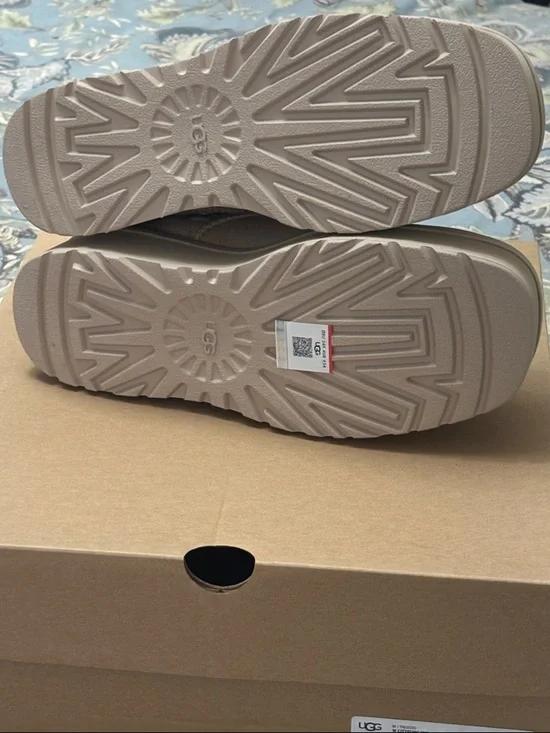 NIB UGG Cityfunc Mid platform boot - Picture 3 of 4